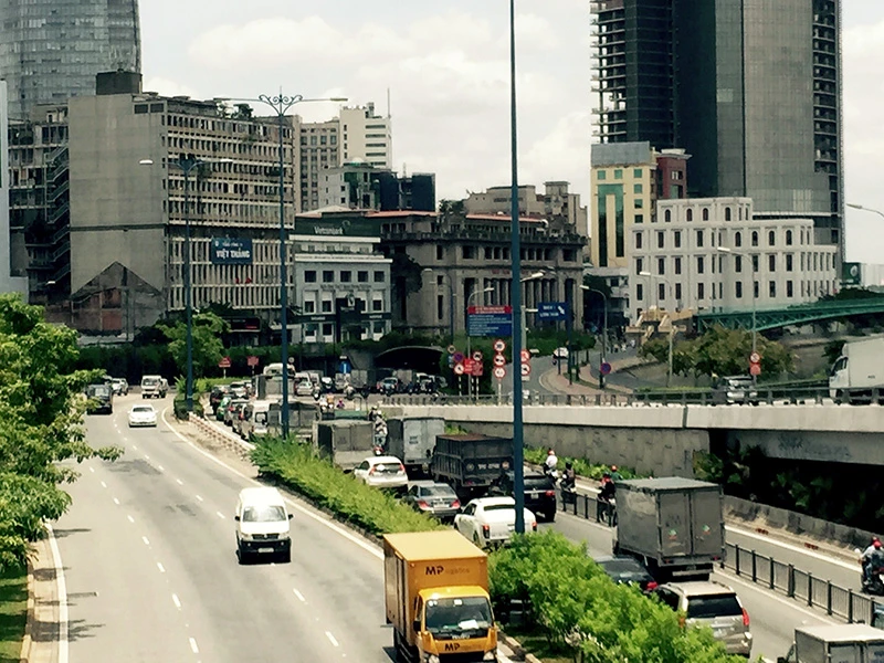 Vụ va chạm khiến giao thông ùn ứ nghiêm trọng. 